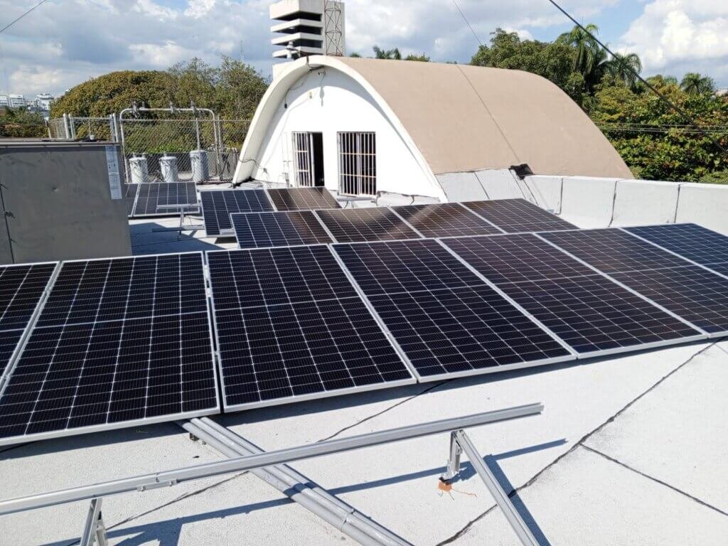 Paneles solares en la Parroquia San Antonio de Padua