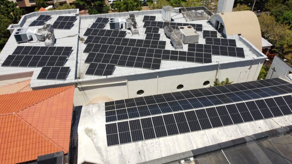 Vista aérea de paneles solares en la Parroquia San Antonio de Padua