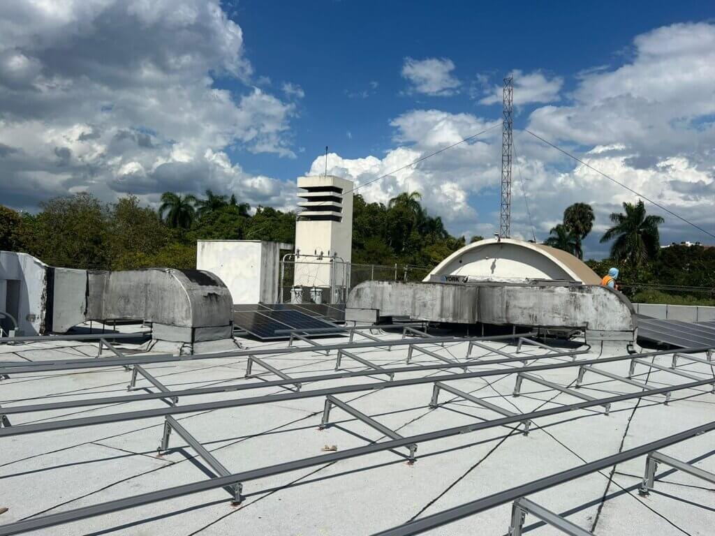 Estructura de paneles solares en la Parroquia San Antonio de Padua