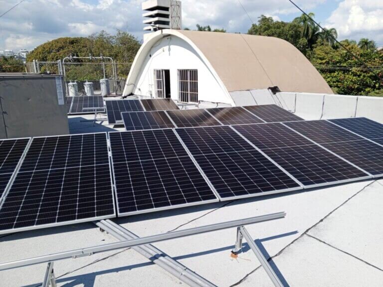 Paneles solares en el techo de la Parroquia San Antonio de Padua