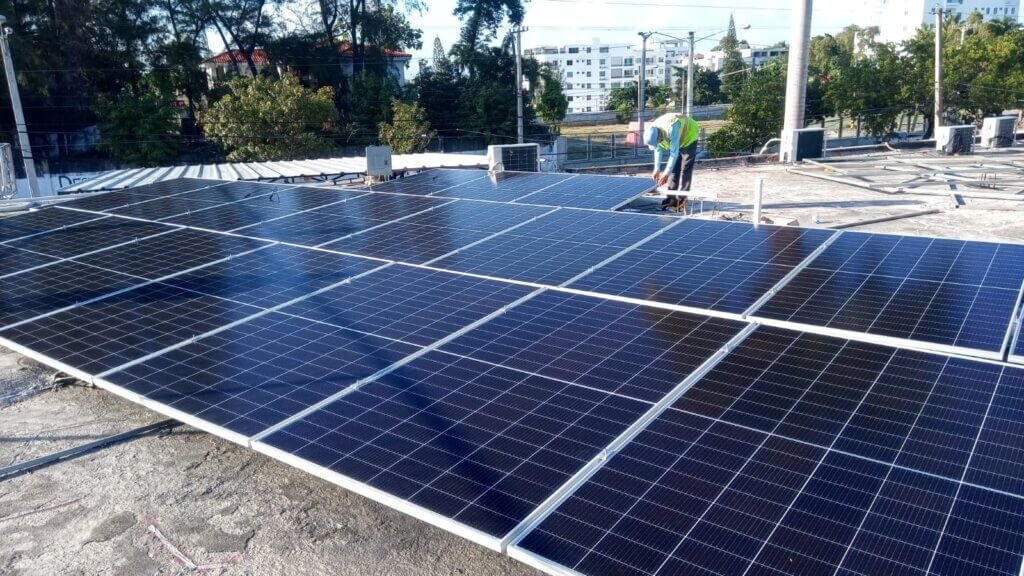 Paneles solares instalados por Sun Star en el techo de Shark Cover
