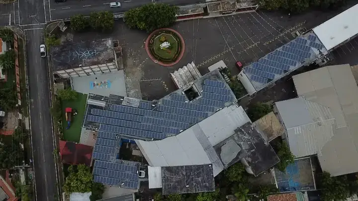 Vista aérea del sistema solar en azotea desinstalado por Sun Star Investments